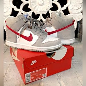 NIKE DUNK HI SE (GS)- 4Y, LIGHT SMOKE GREY/GYM RED-WHITE